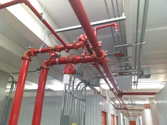 Red de rociadores contra incendio en techo